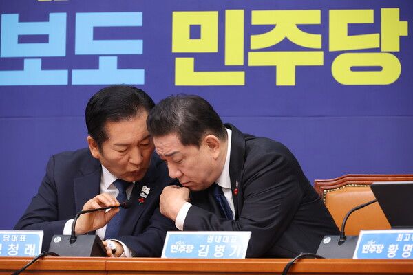 더불어민주당 정청래 대표와 김병기 원내대표가 8일 서울 여의도 국회에서 열린 최고위원회의에서 대화하고 있다. [사진=연합뉴스]