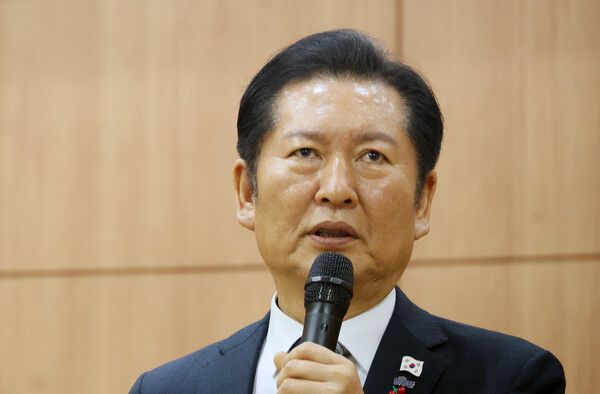 더불어민주당&nbsp;정청래&nbsp;대표가 6일 제주도노동자종합복지관 대강당에서 열린 '제주 발전과 이재명 정부 성공을 위한 2025 민주 아카데미에서'에서 강연하고 있다. [사진=연합뉴스]