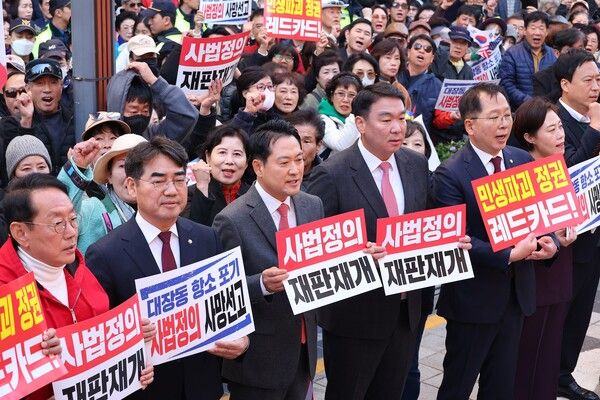 국민의힘&nbsp;장동혁 대표와 최고위원,&nbsp;부산지역&nbsp;국민의힘&nbsp;소속 의원들이 지난달 22일 오후&nbsp;부산&nbsp;중구 광복로에서 열린 '민생회복 법치수호 국민대회'에 참석해 구호를 외치고 있다. [사진=연합뉴스]