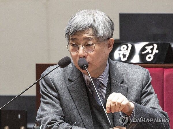 장영수 고려대 법학전문대학원 명예교수가 8일 국회에서 국민의힘 주최한 '이재명 정권 독재악법 국민고발회'에 참석해 '윤석열ㆍ김건희 등의 국정농단 사건 진상규명을 위한 전담재판부 설치에 관한 법률안' 문제점에 대한 강의를 하고 있다. [사진=연합뉴스]