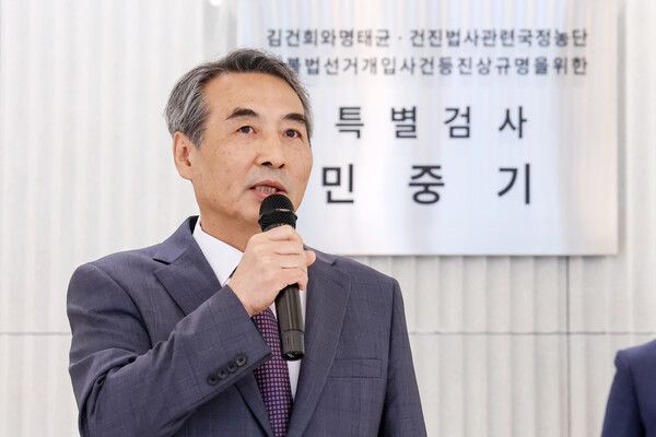 윤석열 전 대통령 부인 김건희 여사와 관련한 각종 의혹 사건을 수사하는&nbsp;민중기&nbsp;특별검사가 지난 7월 2일 서울 종로구 KT광화문빌딩에 마련된 사무실 앞에서&nbsp;현판&nbsp;제막을 한 뒤 발언하고 있다. [사진=연합뉴스]