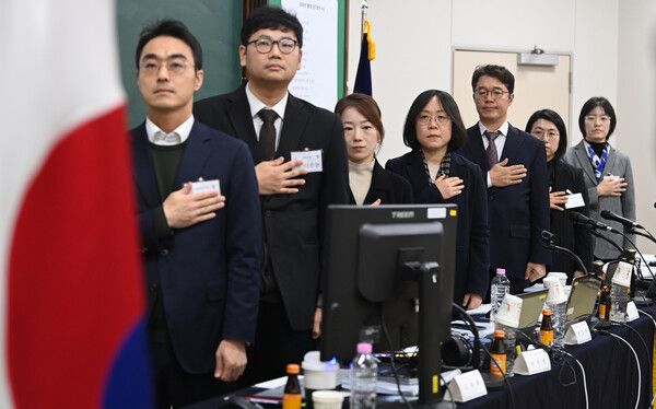 8일 경기도 고양시 일산 사법연수원에서 열린 전국법관대표회의에 각급 법원에서 선출된 대표 판사들이 국기에 경례하고 있다. [사진=연합뉴스]