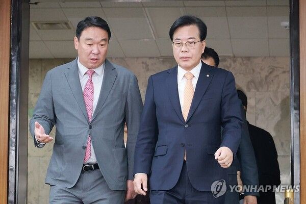 국민의힘 송언석 원내대표(오른쪽)가 9일 국회에서 열린 원내대책회의에 참석하며&nbsp;정희용&nbsp;사무총장과 대화하고 있다.