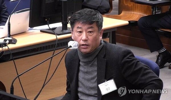 노상원 전 국군정보사령관이 8일 서울중앙지법에서 열린 윤석열 전 대통령의 내란 우두머리, 직권남용 권리행사방해 혐의 사건 속행 공판에서 증인 신문에 답하고 있다 [사진=연합뉴스]