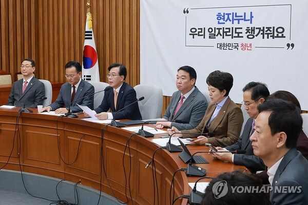 국민의힘&nbsp;송언석&nbsp;원내대표가 9일 국회에서 열린 원내대책회의에 참석해 발언하고 있다. [사진=연합뉴스]