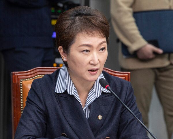 이언주 민주당 최고위원은 8일 페이스북에 글을 올려 배우 조진웅과 관련된 당 일각의 발언을 의식한 듯 