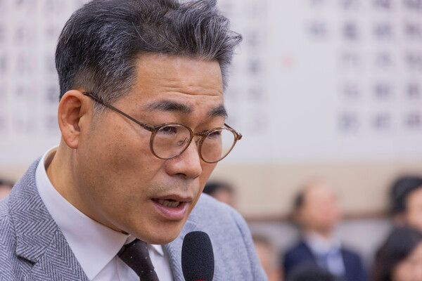 &nbsp;세관 마약수사 외압 의혹 관련해 합동수사팀에 파견된&nbsp;백해룡&nbsp;경정이 지난 10월 27일 국회 법제사법위원회에서 열린 2025년 국정감사에서 의원 질의에 답하고 있다. [사진=연합뉴스]