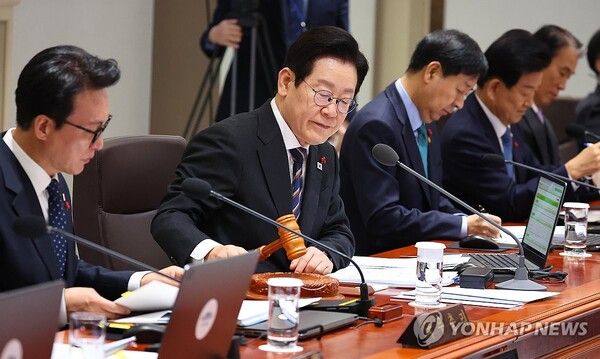 &nbsp;이재명 대통령이 9일 서울 용산 대통령실에서 국무회의 개회를 선언하며 의사봉을 두드리고 있다 [사진=연합뉴스]
