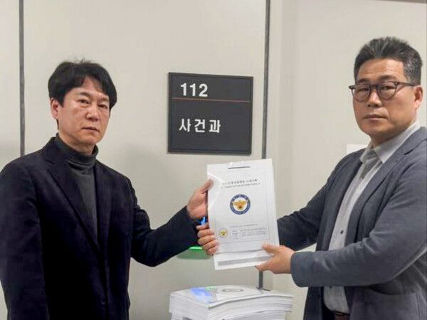 백해룡&nbsp;경정이 9일 서울 송파구 동부지검 사건과에 '관세청 산하 인천공항본부세관, 김해세관, 서울본부세관과 대검찰청, 서울중앙지검, 인천지검' 등 6곳에 대한 압수수색 영장을 신청하고 있다. [사진=백해룡&nbsp;경정 제공. 재판매 및 DB 금지]