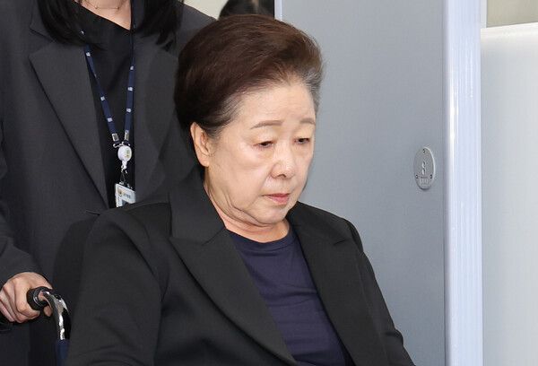 윤석열 정권과&nbsp;통일교가 연관된 '정교유착 국정농단' 의혹을 받는&nbsp;한학자&nbsp;통일교&nbsp;총재가 지난 9월 22일 서울중앙지법에서 구속 전 피의자 심문(영장실질심사)을 마친 뒤 법정을 나서고 있다. [사진=연합뉴스]