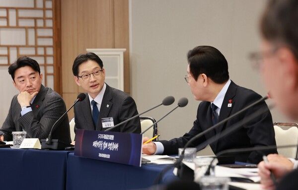 이재명 대통령이 8일 용산 대통령실 청사에서 열린 지방시대위원회 보고회에서&nbsp;김경수&nbsp;위원장 발언을 듣고 있다. [사진=연합뉴스]