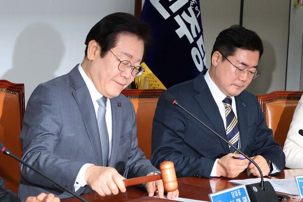 더불어민주당 이재명 대표가 31일 서울 여의도 국회에서 열린 최고위원회의에서 의사봉을 두드리고 있다. 2025.1.31 [사진=연합뉴스]