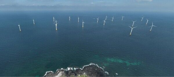LG에너지솔루션이 국내 최대 규모 해상풍력단지인 제주 한림해상풍력단지의 재생에너지 입찰 서비스 운영사로 선정됐다. 사진은 제주 한림해상풍력단지. [사진=한림해상풍력]