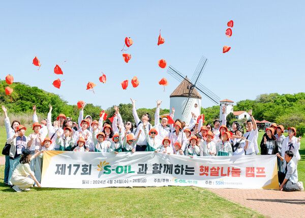 S-OIL 사내 사진동호회 회원들이 14년간 어린이 희귀질환인 담도폐쇄증 투병 가족들을 대상으로 재능기부 활동을 펼쳐 눈길을 끌고 있다. [사진=S-OIL]