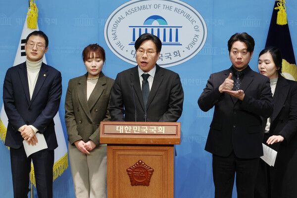 국민의힘 친한계 모임인 '언더73(1973년생 이하 정치인)'의&nbsp;김상욱(왼쪽부터)·김예지 의원과 박상수 인천서구갑 당협위원장, 정혜림 전 부대변인이 10일 서울 여의도 국회 소통관에서 기자회견을 하고 있다. [사진=연합뉴스]