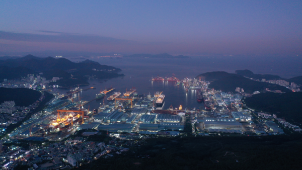 최근 조선·해운 전문지인 트레이드윈즈에 따르면, 독일의 해운사 하파그‑로이드(Hapag-Lloyd’s)가 중국 대신 한화오션과 12억달러(1조 7000억원)가 넘는 신규 LNG이중연료컨테이너선(1만6천800t급) 건조의향서(LOI)를 체결한 것으로 알려져 화제가 되고 있다. [사진=한화오션]