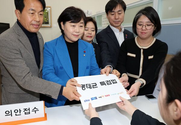 야6당 의원들이 11일 서울 여의도 국회 의안과에 명태균 특검법을 접수하고 있다.왼쪽부터 진보당 윤종오 원내대표, 명태균 게이트 진상조사단장을 맡은 더불어민주당 서영교 의원, 조국혁신당 정춘생 원내수석부대표, 사회민주당 한창민 대표, 기본소득당 용혜인 대표. [사진= 연합뉴스]