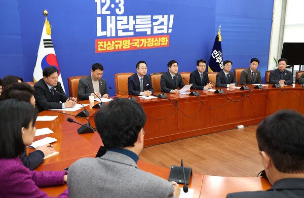 더불어민주당 박찬대 원내대표(오른쪽 다섯번째)가 11일 국회에서 열린 원내대책회의에서 발언하고 있다. [사진= 연합뉴스]