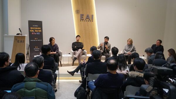 강원택 서울대 정치외교학부 교수가 11일 서울 종로구 동아시아연구원 컨퍼런스홀에서 열린 ‘한국 민주주의 미래와 제도개혁, 위기와 대안’ 세미나에서 발표하고 있다. [사진=폴리뉴스 이준걸 PD]