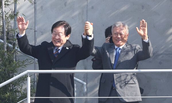 더불어민주당 이재명 대표가 설 연휴 마지막 날인 30일 오후 경남 양산시 하북면 평산마을 문재인 전 대통령 사저를 방문, 문 전 대통령과 함께 손 인사하고 있다. 2025.1.30 [사진=연합뉴스]