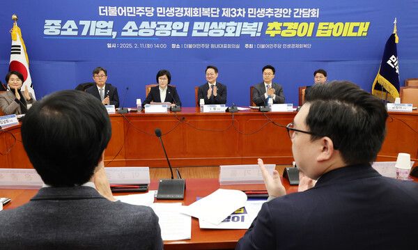 더불어민주당 민생경제회복단 단장을 맡은 허영 의원(가운데)이 11일 국회에서 열린 '중소기업, 소상공인 민생회복! 추경이 답이다!' 제3차 민생추경안 간담회에서 참석자들과 인사를 나누고 있다. [사진= 연합뉴스]