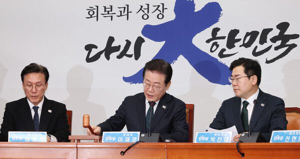 더불어민주당 이재명 대표가 12일 국회에서 열린 최고위원회의에서 의사봉을 두드리고 있다. [사진= 연합뉴스]