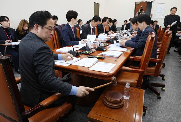 조세소위 시작하는 박수영 소위원장. 11일 국회에서 열린 조세특례제한법·법인세법·부가가치세법 일부개정법률안 등을 심의하는 기획재정위원회의 조세소위원회에서 국민의힘 소속 박수영 소위원장이 의사봉을 두드리고 있다. [사진=연합뉴스]