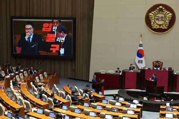 더불어민주당&nbsp;김성환&nbsp;의원이 12일 정치·외교·통일·안보 분야 대정부 질문이 진행된 국회 본회의에서 윤석열 대통령의 과거 발언에 대해 김석우 법무부 장관 직무대행에게 질문하고 있다. [사진=연합뉴스]