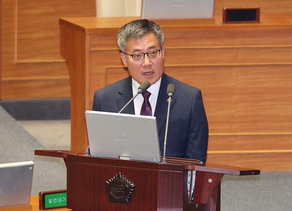 12일 국회 본회의장에서 열린 정치·외교·통일·안보 대정부질문에서 김석우 법무부 장관 직무대행이 더불어민주당 이춘석 의원의 질의에 답변하고 있다. 2025.2.12 [사진=연합뉴스]
