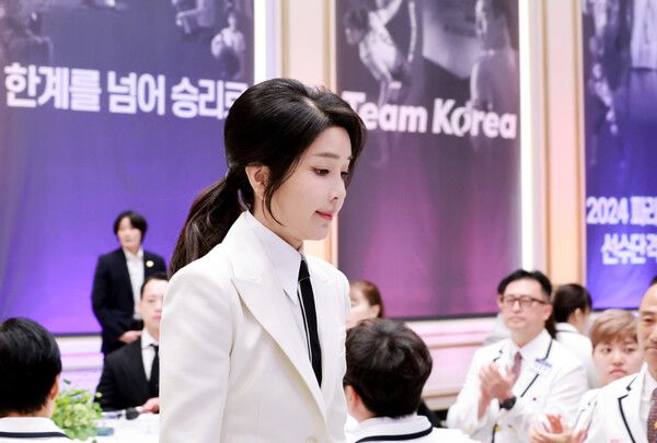 김건희 여사가 13일 청와대 영빈관에서 열린 '2024 파리 패럴림픽 선수단 격려 오찬'에 참석해 선수단에게 국민 감사 메달을 수여하기 위해 무대 앞으로 향하고 있다. 2024.9.13 [사진=연합뉴스]