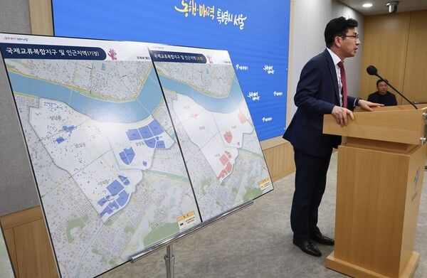 조남준 서울시 도시공간본부장이 12일 서울시청에서 열린 서울시 토지거래허가제 해제 심의 결과 브리핑을 진행하는 모습. [사진=연합뉴스]