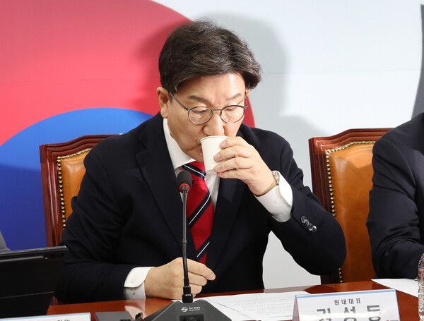 국민의힘 권성동 원내대표가 13일 국회에서 열린 비상대책위원회의에서 물을 마시고 있다. 2025.2.13 [사진=연합뉴스]
