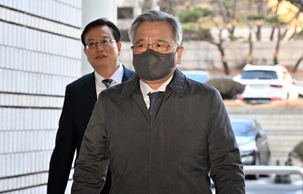 박근혜-최순실' 게이트를 수사한 박영수 전 특별검사가 13일 서울 서초구 서울중앙지법에서 열린 '대장동 50억 클럽' 의혹 관련 1심 선고 공판에 출석하고 있다. [사진= 연합뉴스]