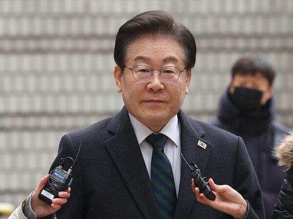 더불어민주당 이재명 대표가 12일 서울 서초구 서울고등법원에서 열린 공직선거법 위반 사건 2심 속행공판에 출석하고 있다. 2025.2.12 [사진=연합뉴스]