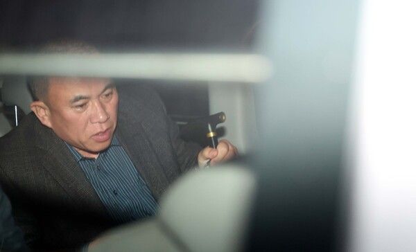 김건희 여사 공천 개입 의혹과 미래한국연구소의 불법 여론조사 의혹 등 사건의 핵심 인물인&nbsp;명태균&nbsp;씨가 14일 오후 경남 창원시 성산구 창원지방법원(창원지법)에 구속 전 피의자 심문(영장실질심사)을 마치고 법원을 나서고 있다. 2024.11.14 [사진=연합뉴스]