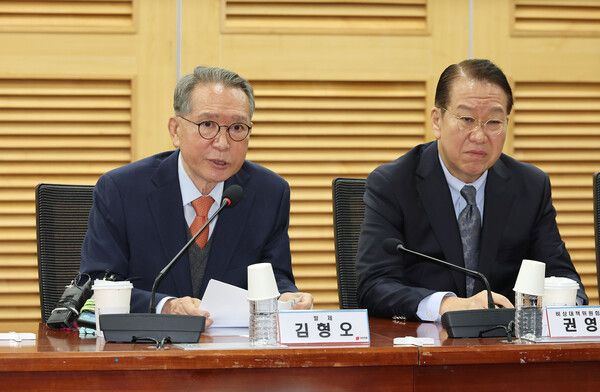 김형오&nbsp;전 국회의장이 13일 국회 의원회관에서 열린 '국민의힘, 어디로 가야 하는가?' 전략기획특별위원회 1차 세미나에서 발언하고 있다. 오른쪽은 권영세 비상대책위원장. [사진=연합뉴스]