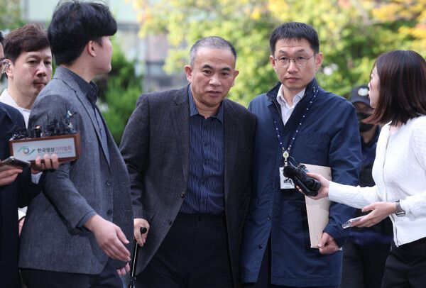 김건희 여사 공천 개입 의혹과 미래한국연구소의 불법 여론조사 의혹 등 사건의 핵심 인물인&nbsp;명태균&nbsp;씨가 14일 오후 경남 창원시 성산구 창원지방법원(창원지법)에 구속 전 피의자 심문(영장실질심사)을 받기 위해 출석하고 있다. 2024.11.14 [사진=연합뉴스]