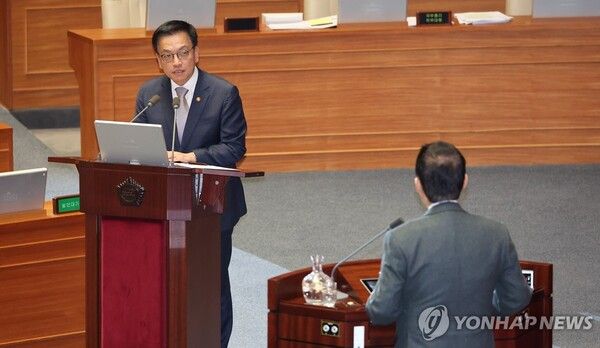 답변하는 최상목 권한대행 [사진=연합뉴스]