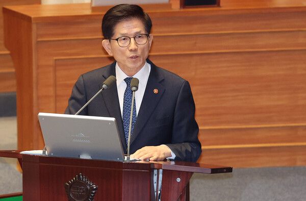 김문수 고용노동부 장관이 14일 서울 여의도 국회 본회의장에서 열린 교육·사회·문화분야 대정부질문에서 국민의힘 임이자 의원의 질의에 답변하고 있다. 2025.2.14 [사진=연합뉴스]