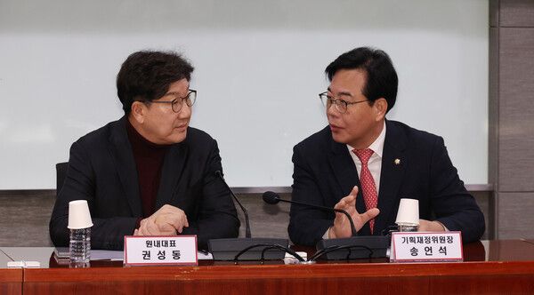 국민의힘 권성동 원내대표(왼쪽)와&nbsp;송언석&nbsp;의원이 5일 서울 여의도 국회 의원회관에서 열린 '경제·민생 법안 처리 촉구를 위한 긴급간담회'에서 대화하고 있다. [사진=연합뉴스]