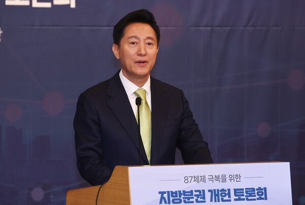 오세훈&nbsp;서울시장이 12일 서울 여의도 국회 도서관에서 열린 '87체제 극복을 위한 지방분권 개헌 토론회'에서 개회사를 하고 있다. [사진=연합뉴스]