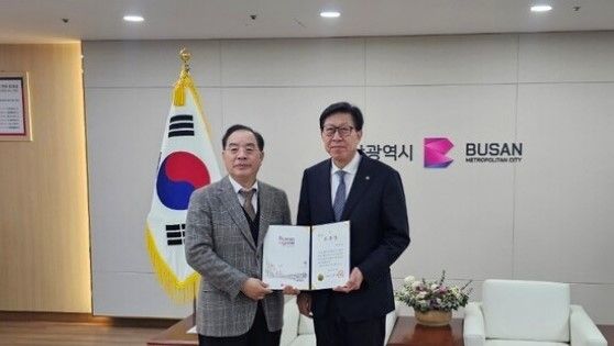 박형준 부산광역시장(오른쪽)이 14일 오후 시청 의전실에서 하윤수 전 부산교육감에게 '교육정책고문' 위촉장을 수여한 후 기념찰영.[사진=독자 제공]