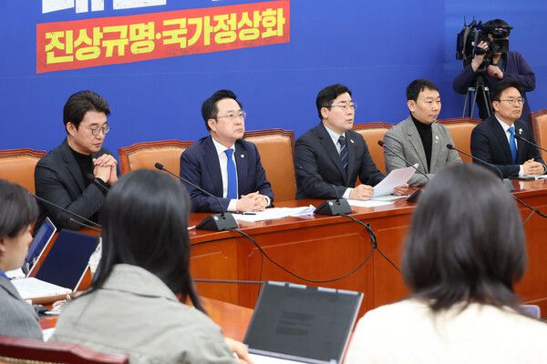 더불어민주당&nbsp;박찬대&nbsp;원내대표가 16일 서울 여의도 국회에서 기자간담회를 열고 최근 공개된 '노상원 수첩'의 의미와 김건희 여사의 비상계엄 개입 정황 등에 대해 발언하고 있다. [사진=연합뉴스]