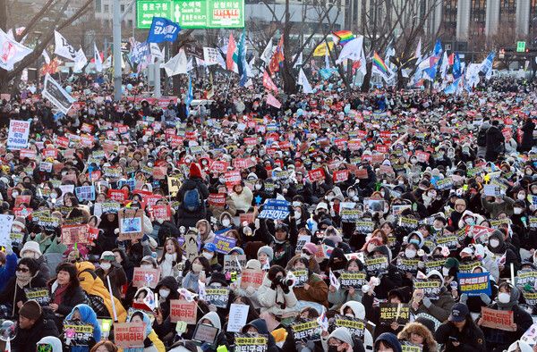 28일 서울 종로구 경복궁 인근에서 윤석열즉각퇴진·사회대개혁 비상행동 주최로 열린 촛불 집회에서 참석자들이 구호를 외치고 있다. 2024.12.28 [사진=연합뉴스]