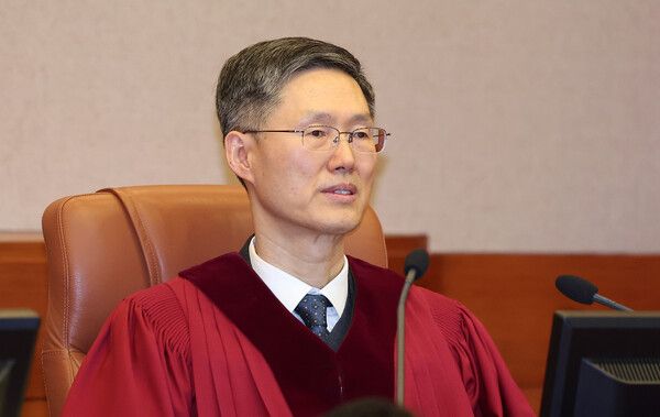 문형배 헌법재판소장 권한대행이 17일 서울 종로구 헌법재판소 대심판정에서 열린 3인에 대한 탄핵심판 1차 변론기일에 입장해 착석해 있다. 2025.2.17 [공동취재] [사진=연합뉴스]