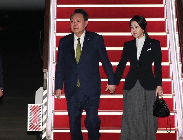 윤석열 대통령과 김건희 여사가 11일 성남 서울공항에서 필리핀, 싱가포르 국빈 방문 및 라오스 아세안 +3 회의를 마치고 귀국하며 전용기인 공군 1호기에서 내리고 있다. 2024.10.11 [사진=연합뉴스]