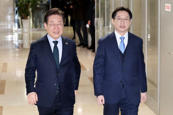 더불어민주당 이재명 대표와 김경수 전 경남도지사가 13일 국회에서 만나 회동 장소로 이동하고 있다. 2025.2.13 [공동취재] [사진=연합뉴스]