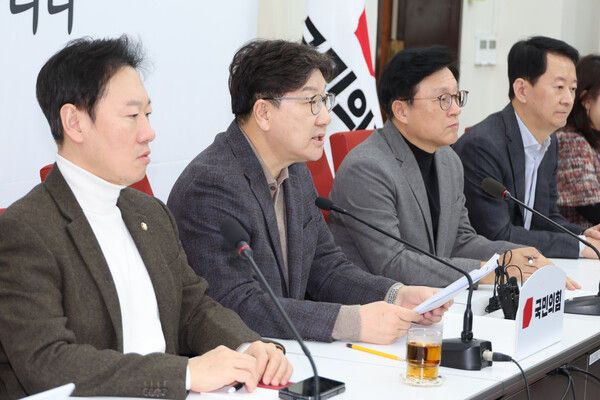 국민의힘&nbsp;권성동&nbsp;원내대표가 16일 서울 여의도 국회에서 열린 기자간담회에 참석하고 있다. [사진=연합뉴스]