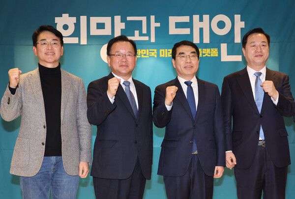 김부겸 전 총리(왼쪽 두번째), 김두관 전 의원(맨 오른쪽), 박용진 전 의원(맨 왼쪽)이 18일 경기 광명시 KTX 광명역에서 열린 비명계 인사들 모임 '희망과 대안 포럼' 창립식에서 양기대 포럼 이사장과 함께 파이팅을 외치며 기념촬영 하고 있다. [사진= 연합뉴스]