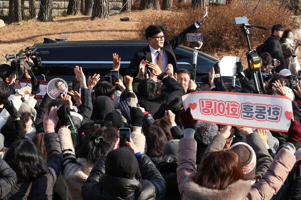 국민의힘&nbsp;한동훈&nbsp;대표가 16일 서울 여의도 국회에서 당대표 사퇴 관련 기자회견을 마치고 지지자들과 인사하고 있다. [사진=연합뉴스]